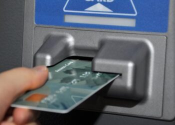 В Кам’янському чоловік пограбував мати свого знайомого, знявши з її картки 50 тисяч гривень – Новини Кам’янське