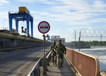 Російські військові відкрили шлюзи на Каховській ГЕС