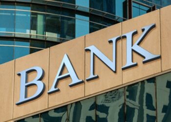 Чи необхідно суб’єктам валютних операцій інформувати податкову службу про відкриття за межами України рахунку в іноземному банку?