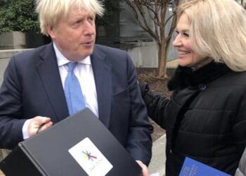 Екс-міністру Великобританії подарували фірмовий мерч Запоріжжя