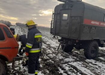 Кіровоградщина: Маловисківські рятувальники двічі витягали авто з кюветів