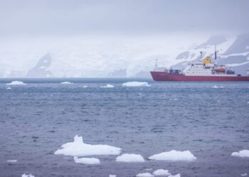 Криголам «Ноосфера» прибув до антарктичної станції «Академік Вернадський» — Новини Херсонщіни