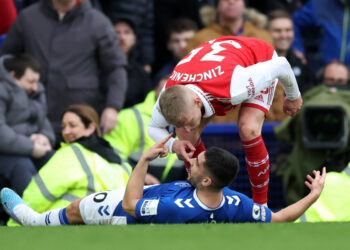 Миколенко и Зинченко сыграли друг против друга в чемпионате Англии. И получили по желтой карточке (4 февраля 2023 г.) — Новости футбола
