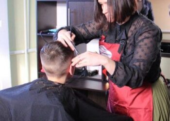 Переселенка з Донеччини безкоштовно стриже соціально незахищених громадян Рівненщини