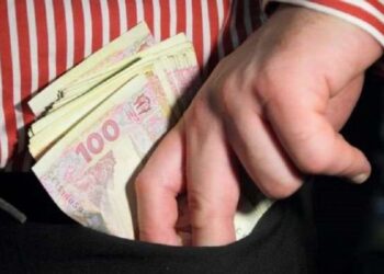 Працівник освітнього закладу в Кам’янському брехав колегам, збираючи гроші на своє лікування та підтримку військових – Новини Кам’янське