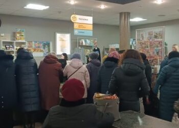 Рівняни в чергах на обмін лампочок – ФОТО