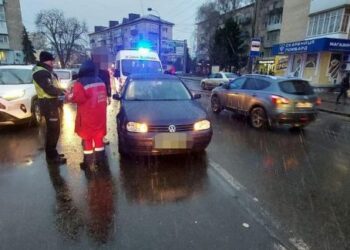 У центрі Рівного під авто потрапив неповнолітній пішохід