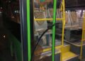 У громадському транспорті Миколаєва невідомий розбив двері автобуса — Новини Херсонщіни