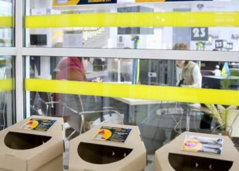 У рівненському ЦНАПі збирають бляшанки для окопних свічок