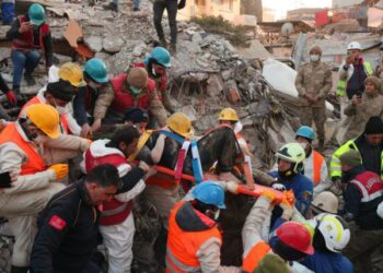 Українські рятувальники знайшли під завалами в Туреччині живу жінку