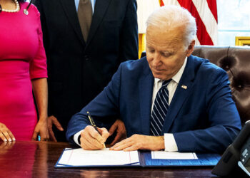 Висловив повагу Зеленському: Байден залишив запис в книзі гостей Маріїнського палацу | Новини Політики