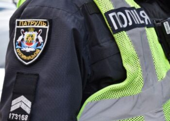 Водій із підробленим посвідченням у Кропивницькому проїхав на червоне світло