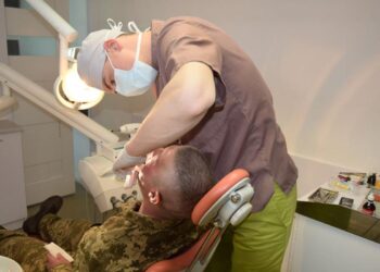 Захисники Рівненщини безкоштовно протезуватимуть зуби: як скористатися пільгами