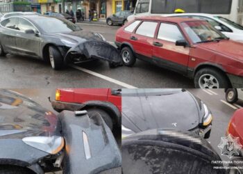 Зіткнулися Tesla з ВАЗом: у Рівному на Соборній сталася ДТП