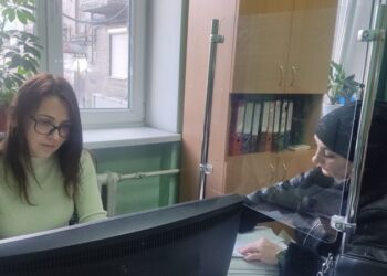 Запоріжці, житло яких постраждало від обстрілів, отримують допомогу | Запорозька