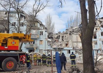 У Запоріжжі продовжується розбирання зруйнованого ракетою будинку | Запорозька