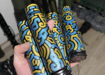 МИТЕЦЬ З НОВОЇ КАХОВКИ РОЗПИСУЄ ГІЛЬЗИ І ЗБИРАЄ КОШТИ ДЛЯ ЖИТЕЛІВ ГРОМАДИ ТА ВІЙСЬКОВИХ