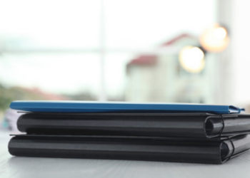 Які документи потрібно подати фізичній особі для отримання Картки платника податків з даними про реєстраційний номер облікової картки