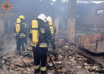 Кіровоградщина: хтось підпалив сміття у Знам’янській 5-поверхівці