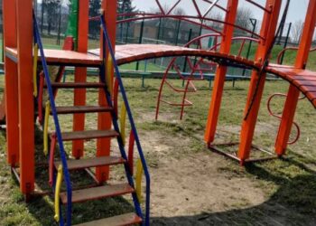 Кіровоградщина: Малеча Петрового отримала сучасний дитячий майданчик