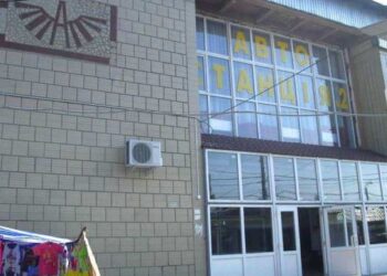 Провалився асфальт біля автостанції №2 у Кропивницькому