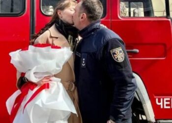 Рятувальник із Кропивницького зробив пропозицію коханій просто на робочому місці