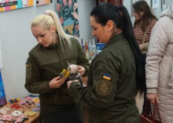Виставку-продаж «Майстри Кіровоградщини – військовим медикам» відвідали військовослужбовиці