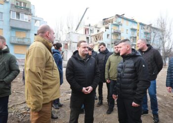 Запорізька влада зустрілась із мешканцями зруйнованого російською ракетою будинку — Новини Херсонщіни