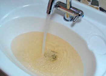 Жовта і каламутна: чи безпечна вода з-під крану в Запоріжжі | Новини Запоріжжя — кримінал