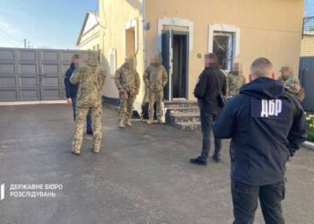 ДБР виявило зловживання із бойовими доплатами для військових, які служать на Рівненщині
