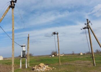 Енергетики Рівненщини відновлюють зруйновані електромережі на Херсонщині