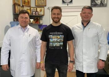 Фронтмен гурту «СКАЙ» Олег Собчук відвідав поранених бійців ЗСУ у Рівному