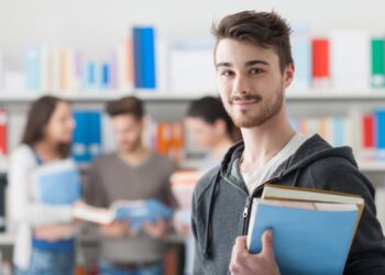 Які документи має подати фізична особа, щоб скористатись правом на нарахування податкової знижки, щодо суми коштів, сплачених за навчан