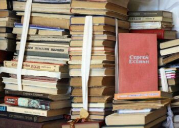 Костопільська громада збирає на макулатуру російські книги