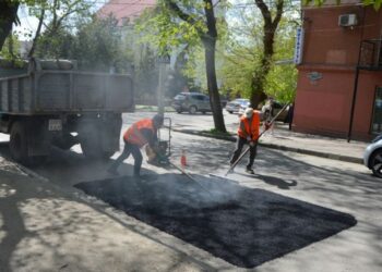 КП «Універсал 2005» у Кропивницькому дочекався слушної погоди для ямкового ремонту