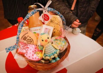 Крафтовики і Творчі волонтери влаштували в обласній філармонії ярмарок до Великодня