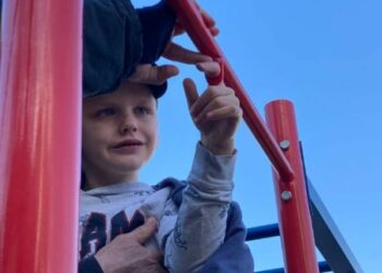 На дитячому майданчику на Жадова у Кропивницькому палець 7-річної дитини застряг у кільці