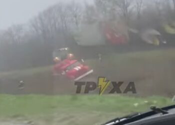 На трасі за Знам’янкою зіткнулися три автомобілі, повилітавши з дороги