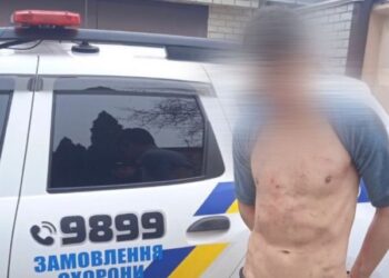 Неадекватний чоловік розтрощив готель у Кропивницькому і втік через вікно