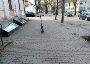 Рівнян закликають не кидати самокати посеред вулиць