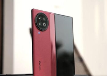 В интернете появилось видео с распаковой складного смартфона vivo X Fold 2: два дисплея, камера Zeiss и красный цвет