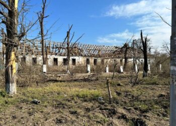 Внаслідок авіаудару у Кізомисі зруйновано будівлю школи та приватні будинки