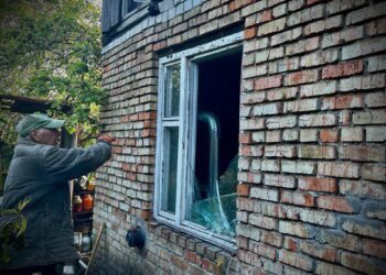 Внаслідок нічного обстрілу Запоріжжя пошкоджено з десяток приватних будинків | Запорозька