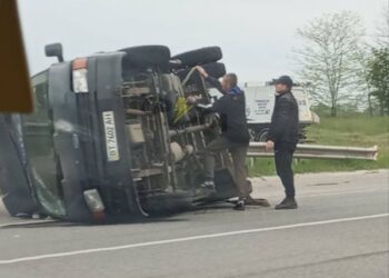 Біля Сахарівського мосту в Кропивницькому завалився на бік мікроавтобус
