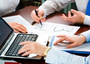 Чи передбачено оприлюднення плану-графіка проведення документальних планових перевірок платників податків та в які терміни проводить