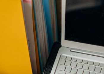 Чи відображаються в звітності з ПДВ штрафні санкції у разі самостійного виправлення в декларації за минулий період помилок, які призвел