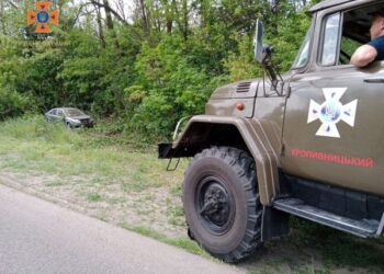На території Кропивницького району автівка злетіла з траси, пасажирка — в лікарні