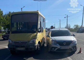 На Вокзальній у Кропивницькому рено підсікло маршрутку
