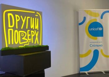 Офіційне відкриття «Другого поверху»  в Олександрії ще не відбулося, а молодь уже зібралася