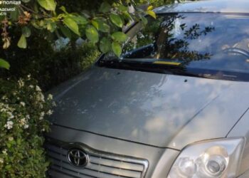 Підпилий кропивничанин на чужій автівці зніс паркан і втік з місця пригоди